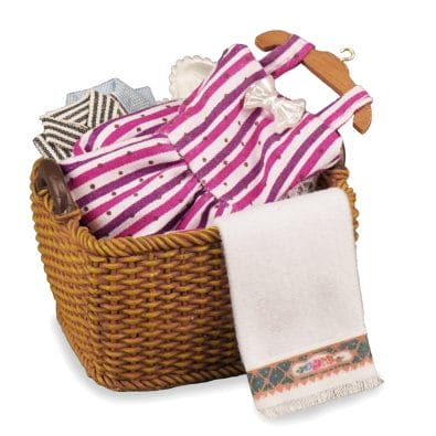 Re18261 - Basket with clothes