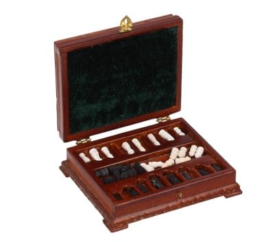 Mb0416 - Box with chess pieces