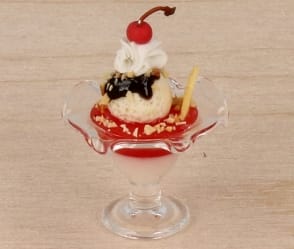 Sb0052 - Strawberry and Vanilla Ice Cream